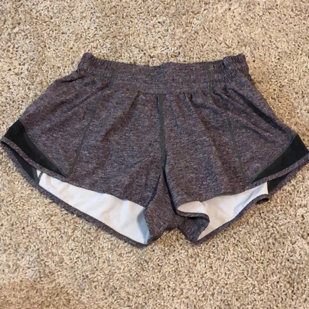 Lululemon Sz 4 2.5” hotty hot shorts